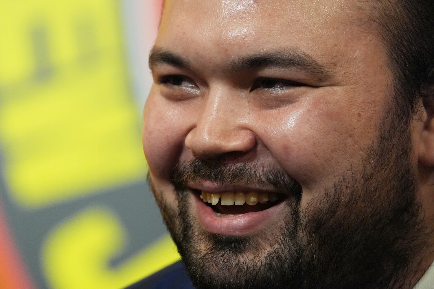 笑顔で記者の質問に答えるウルフアロン　©Essei Hara