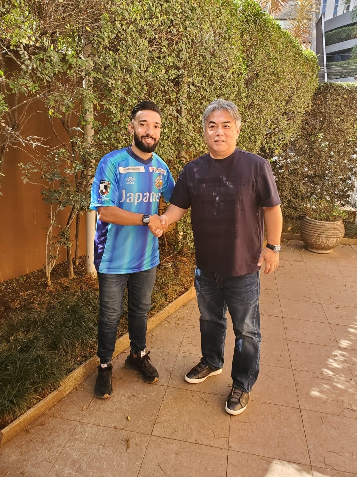 代理人の橋本幸一氏。Vファーレン長崎に加入したクライソン・ビエイラと　※本人提供