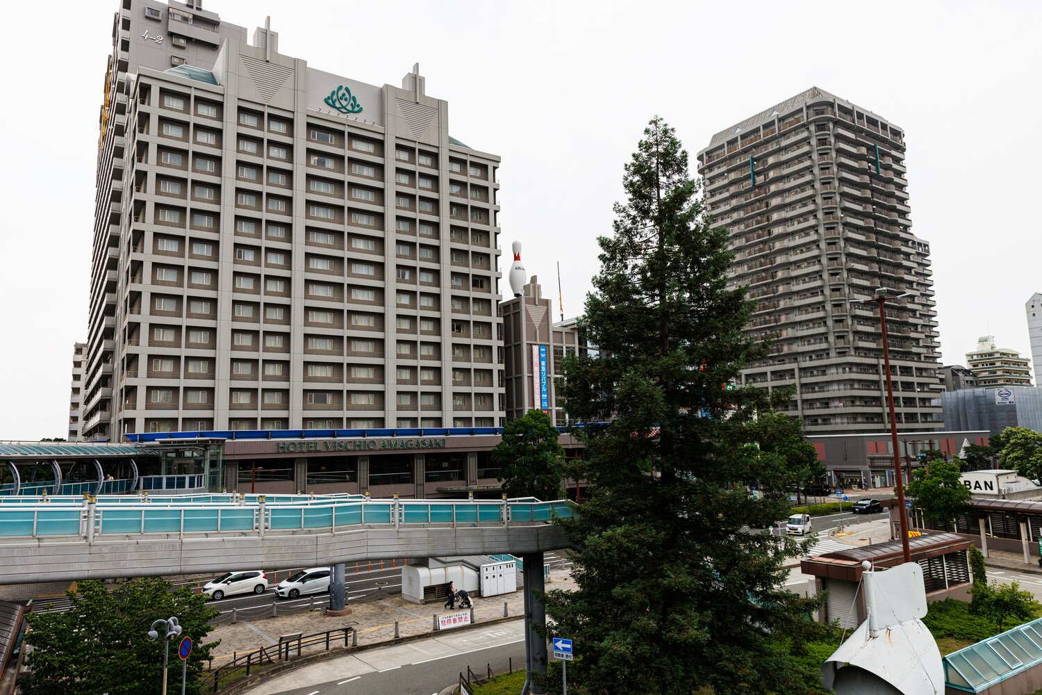 こちらはJR尼崎駅付近。背の高いマンションが目立つ