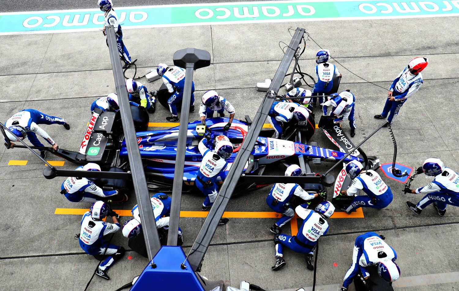 22周終了時のピットストップでは、同時に入った5台中トップでピットアウト。クルーも入賞を後押しした　©Getty Images / Red Bull Content Pool