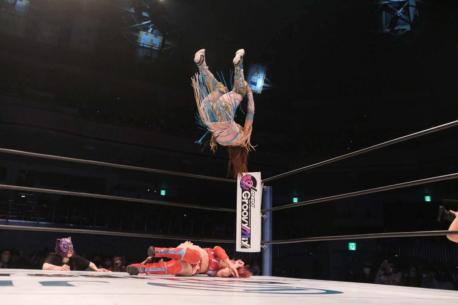 ファイヤーバード・スプラッシュをかわす梅咲。上谷は「受けきってほしかった」