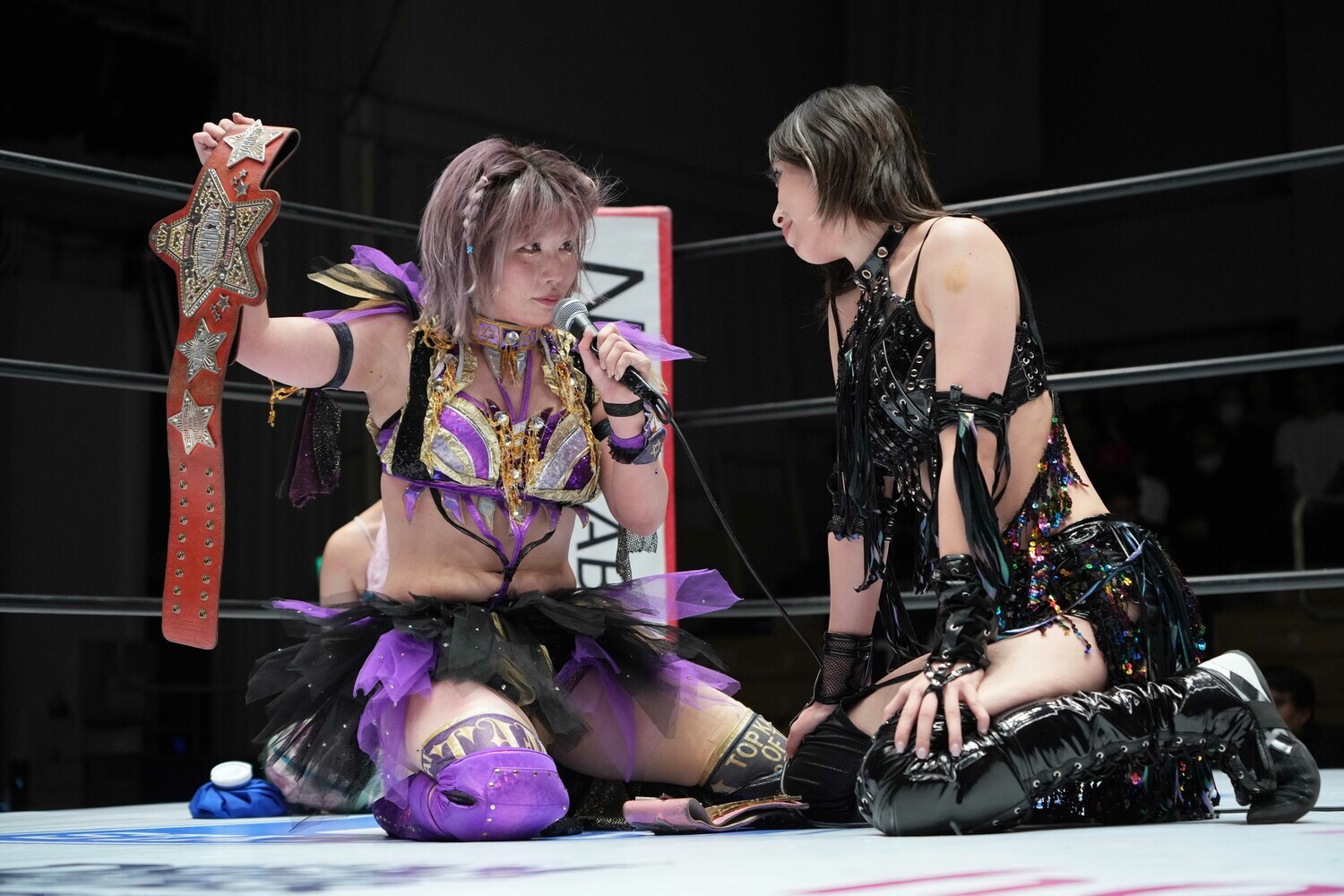 上谷沙弥との赤いベルト戦への意思表示をする中野たむ。11月11日、後楽園ホール ©Essei Hara