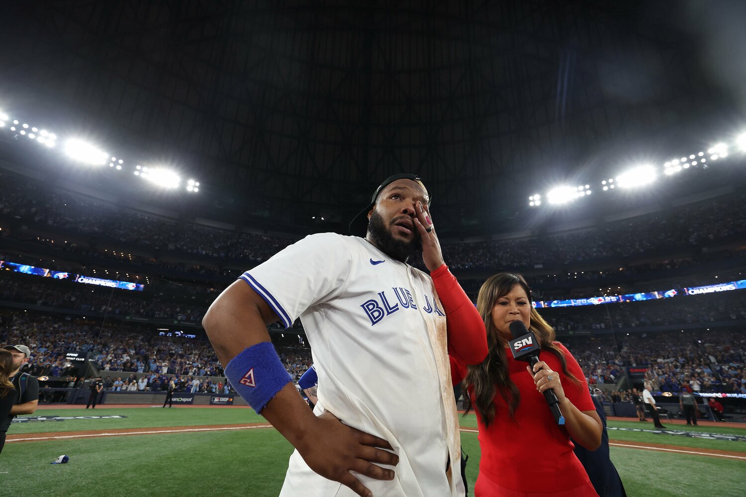 NLCSでMVPを獲得し、涙するゲレーロJr. ©Getty Images