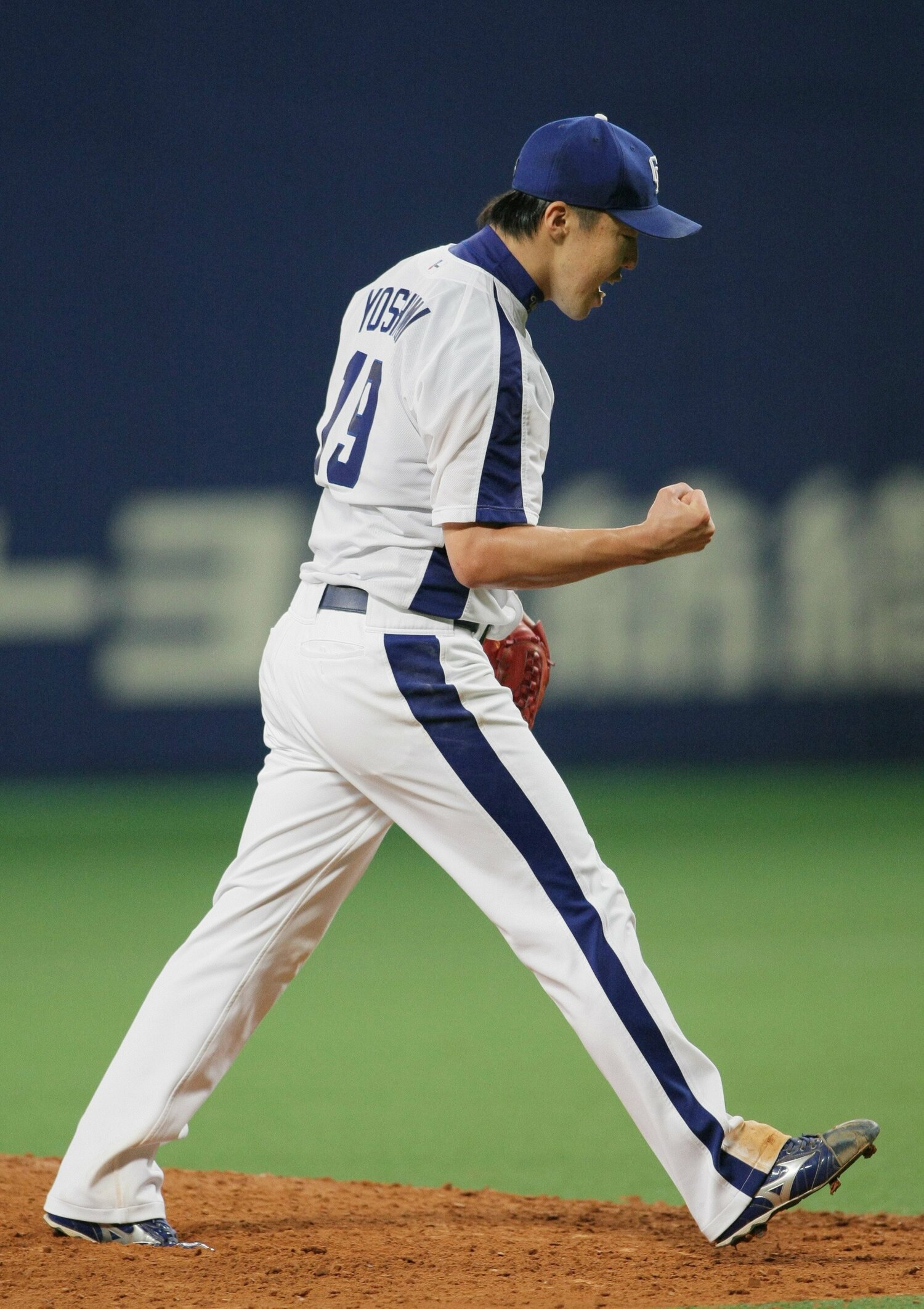 雄叫びをあげる吉見　©JIJI PRESS