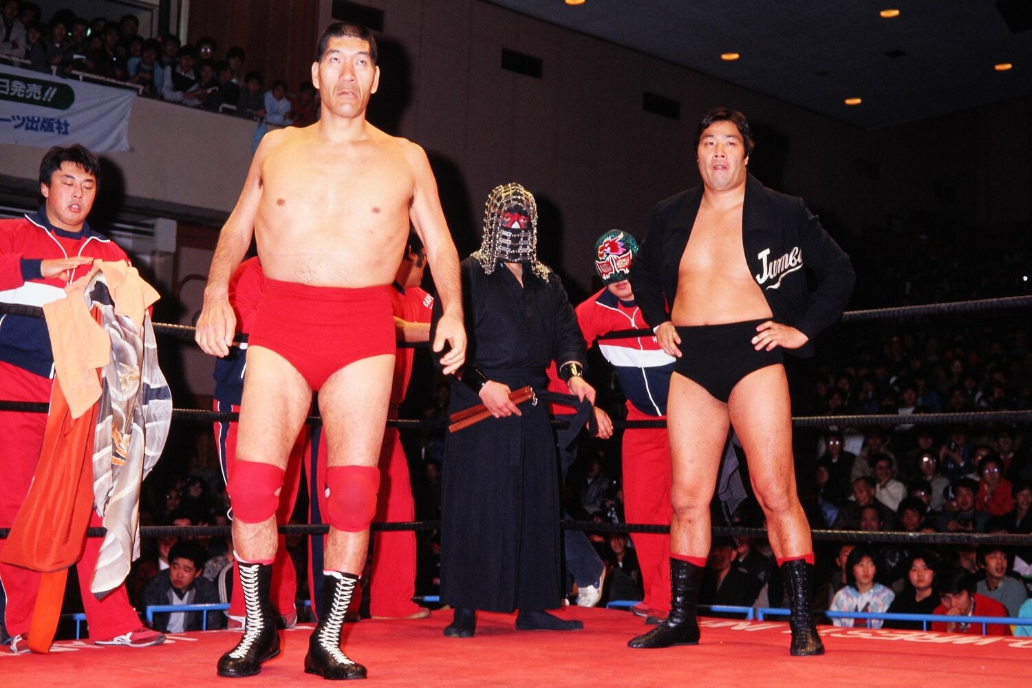 1985年、ジャイアント馬場の付き人時代の川田利明（左）　©AFLO