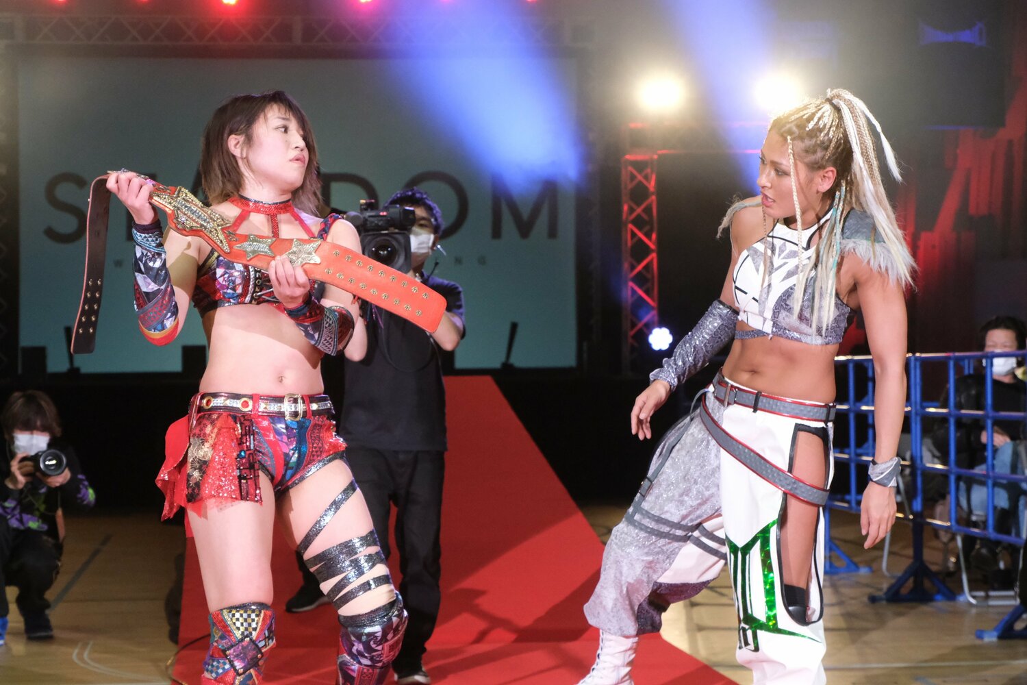 2月23日、長岡大会の前哨戦。ドローに終わると退場する花道でも睨み合った2人　©Norihiro Hashimoto