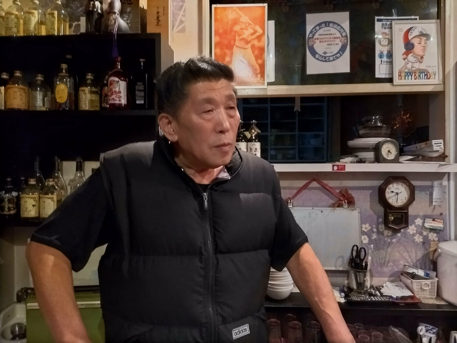 現在の栗橋茂さん。スナック「しゃむすん」を一人で切り盛りしている