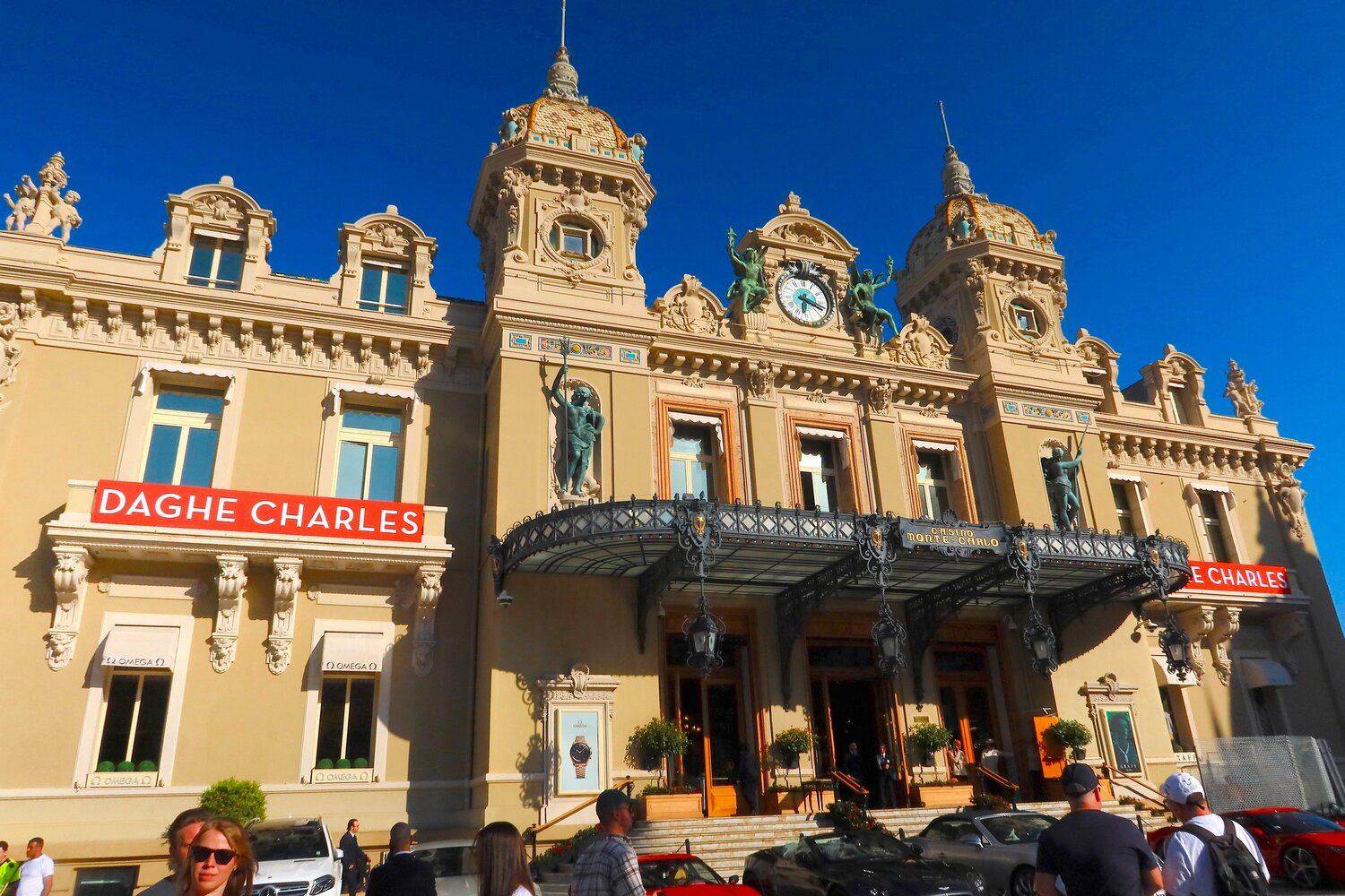 伝統あるカジノ・ド・モンテカルロの壁面にも「DAGHE CHARLES」のバナーが掲げられた　©Masahiro Owari