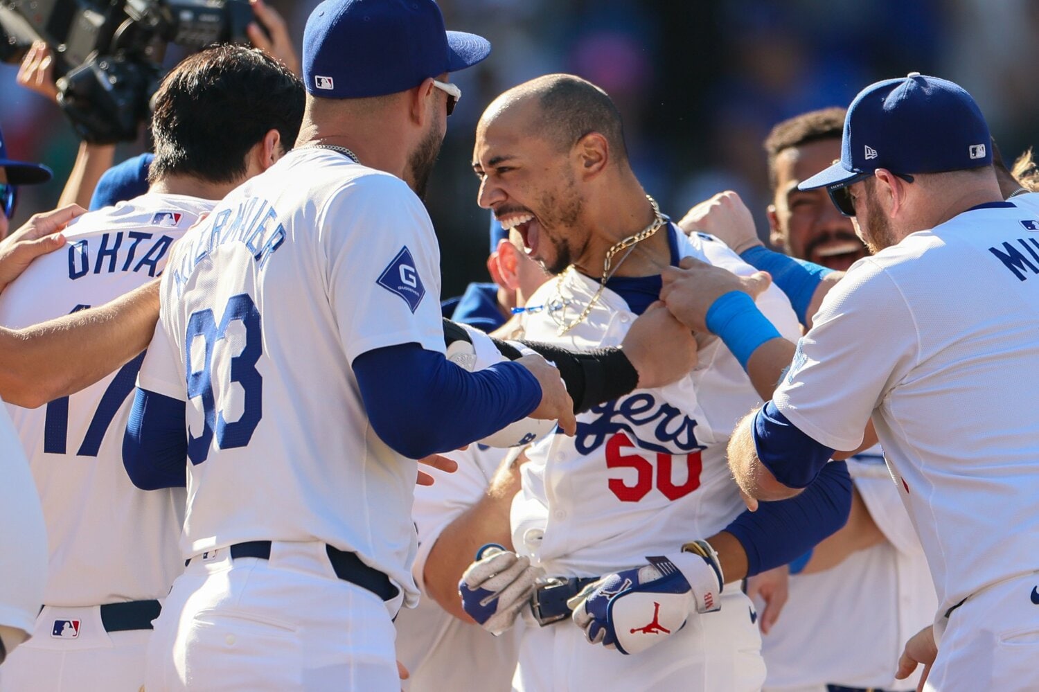 サヨナラ本塁打に狂喜乱舞するベッツと大谷らドジャースナイン ©Getty Images