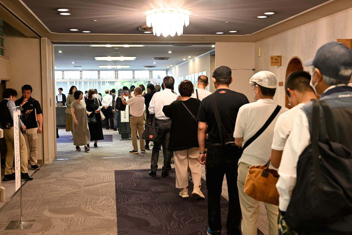 大盤解説の会場に並ぶ人たち　©Keiji Ishikawa