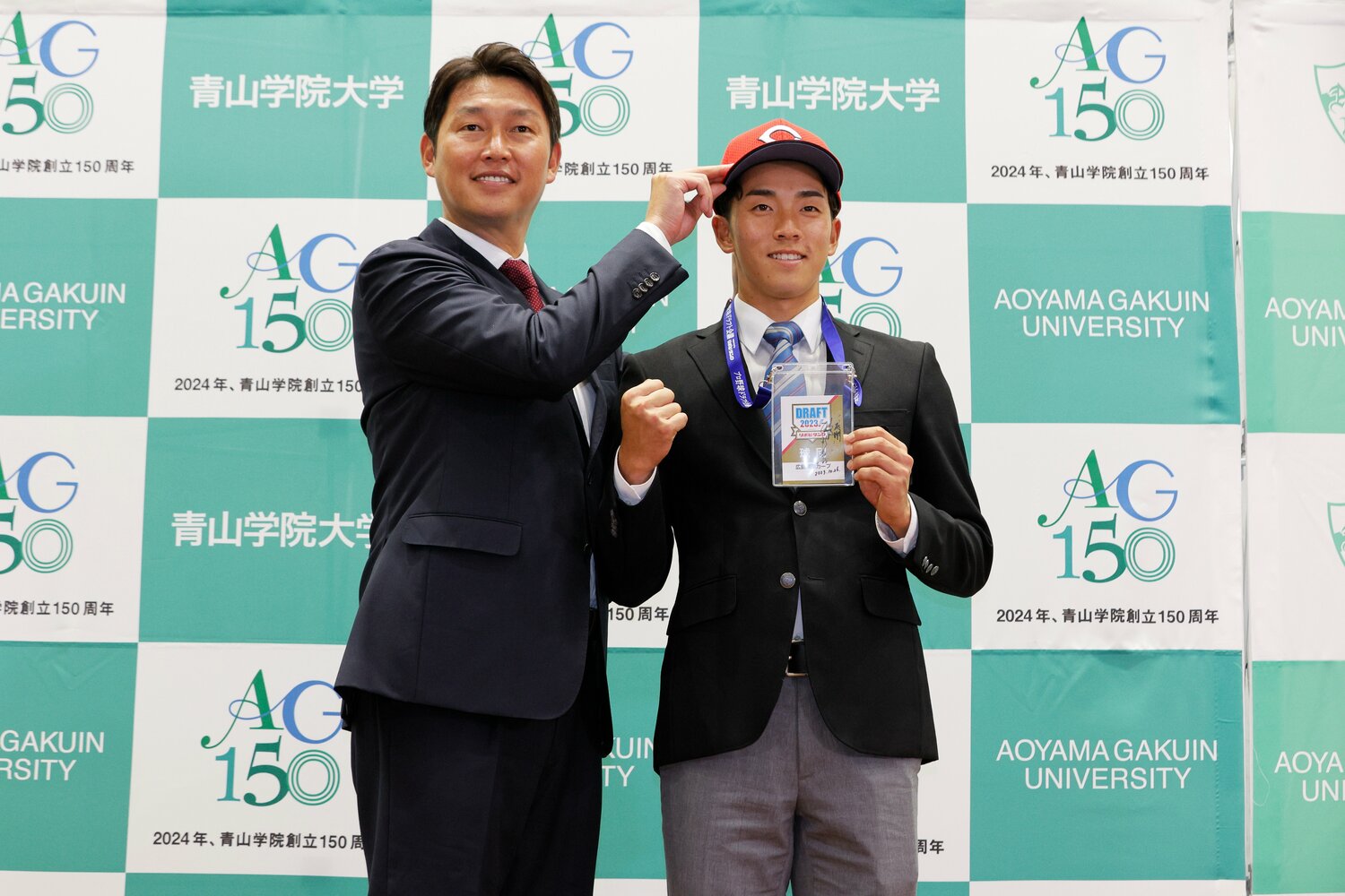 楽天と競合の上、広島・新井貴浩監督が常廣羽也斗（青山学院大）を引き当てた　©Shigeki Yamamoto