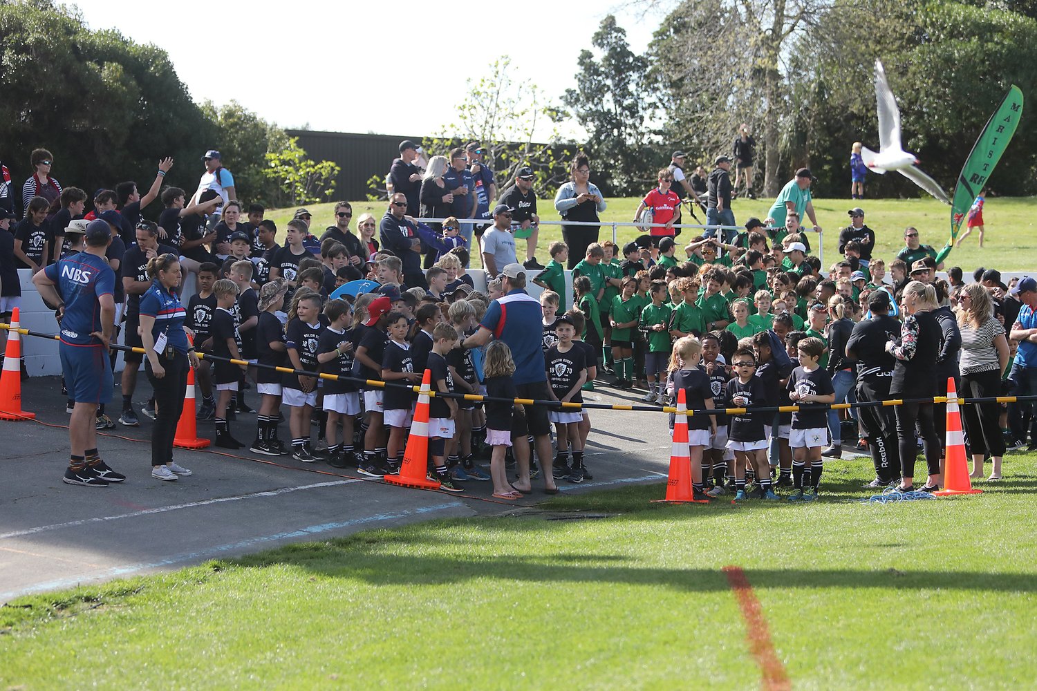 NZ国内大会「マイター10カップ」のハーフタイムで行進するために準備する現地の子どもたち　©︎Getty Images