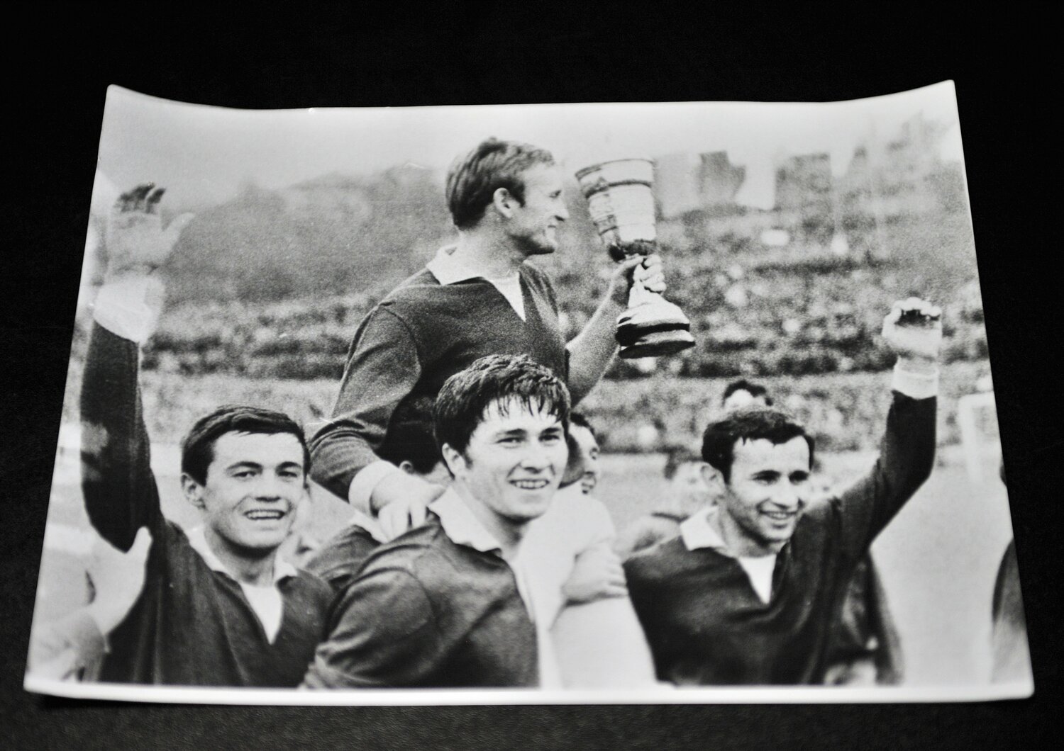 ジェリェズニチャルの選手時代、カップを掲げるオシム　©︎Takuya Sugiyama