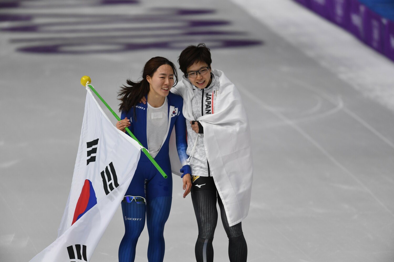涙するイ・サンファに寄り添う小平奈緒（2018年平昌五輪）©️Naoya Sanuki/JMPA