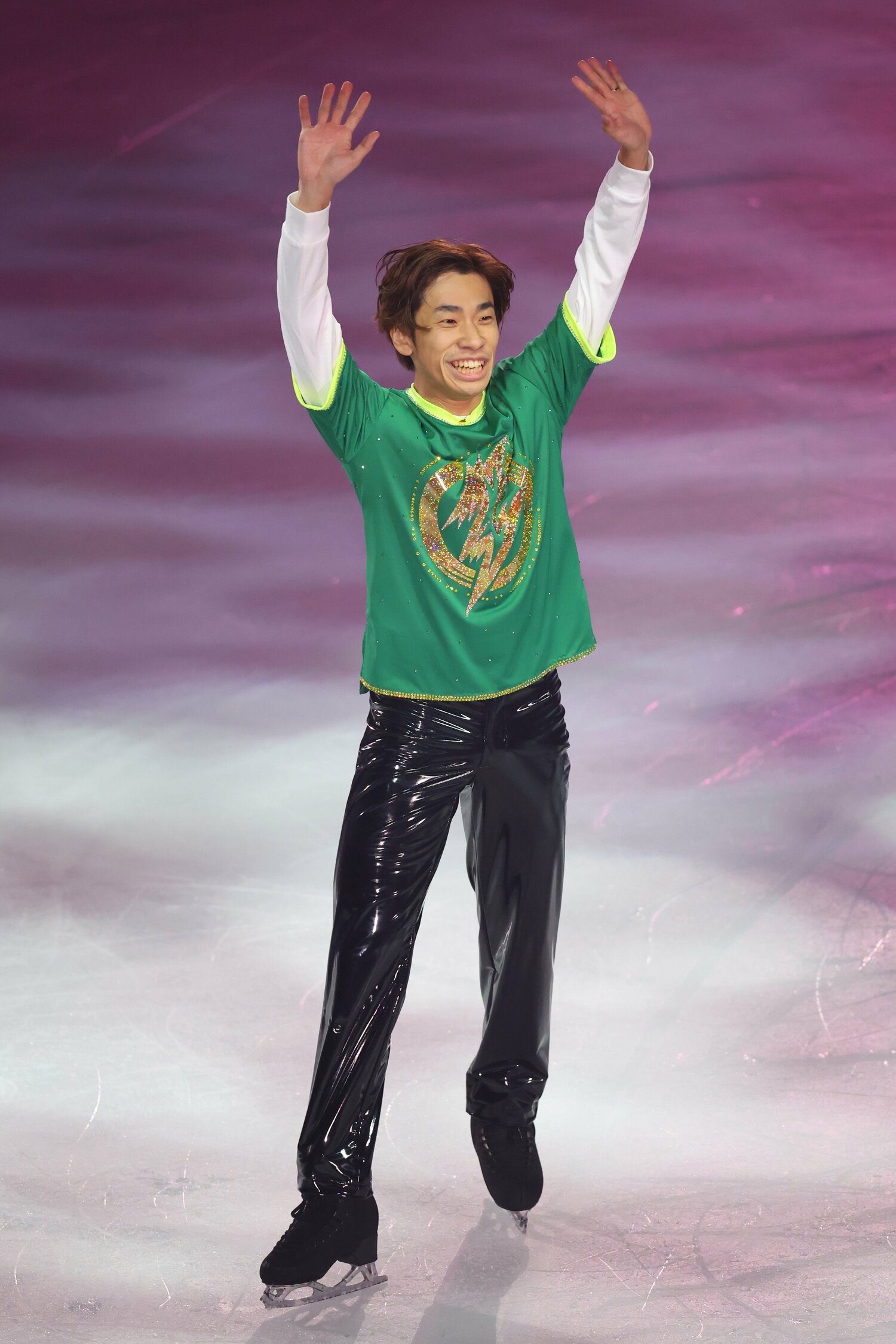 2023ファンタジーオンアイスで歓声に応える織田 ©AFLO