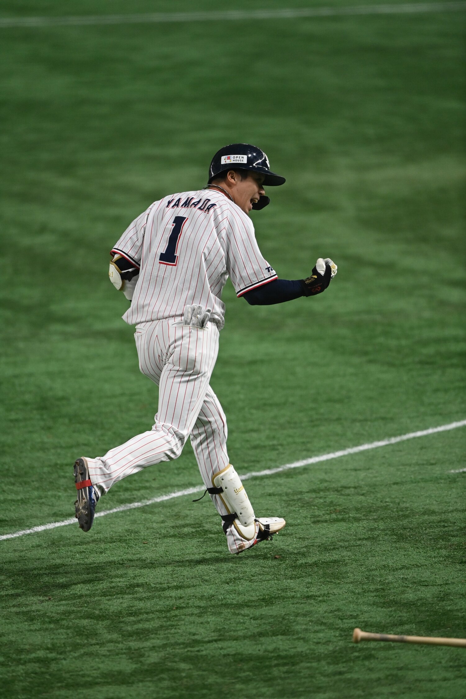 日本シリーズ第5戦で同点3ランを放ち、ガッツポーズするヤクルト山田哲人　©︎Naoya Sanuki