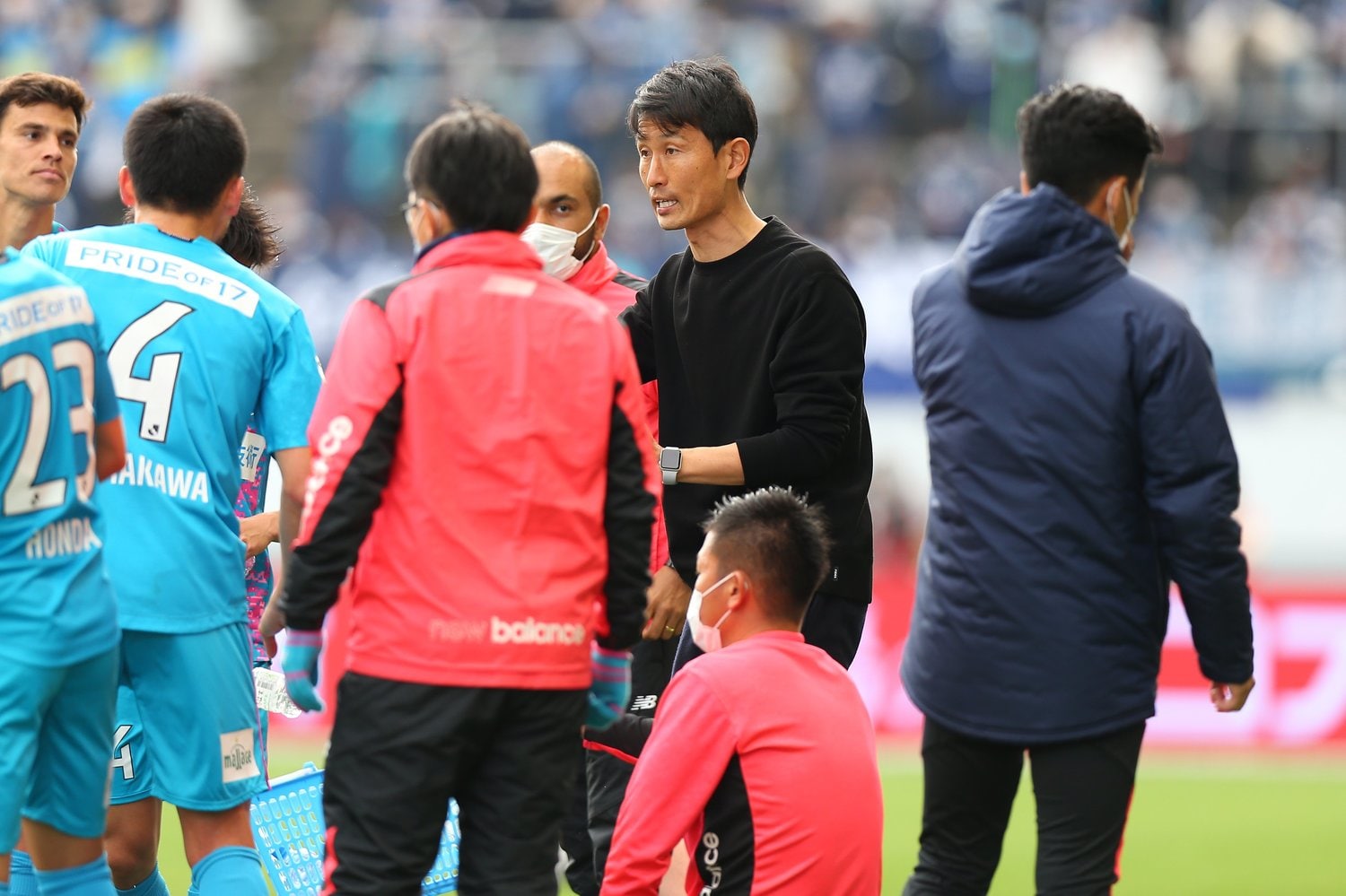 選手たちに丁寧に指示を出す金明輝監督　©︎J.LEAGUE