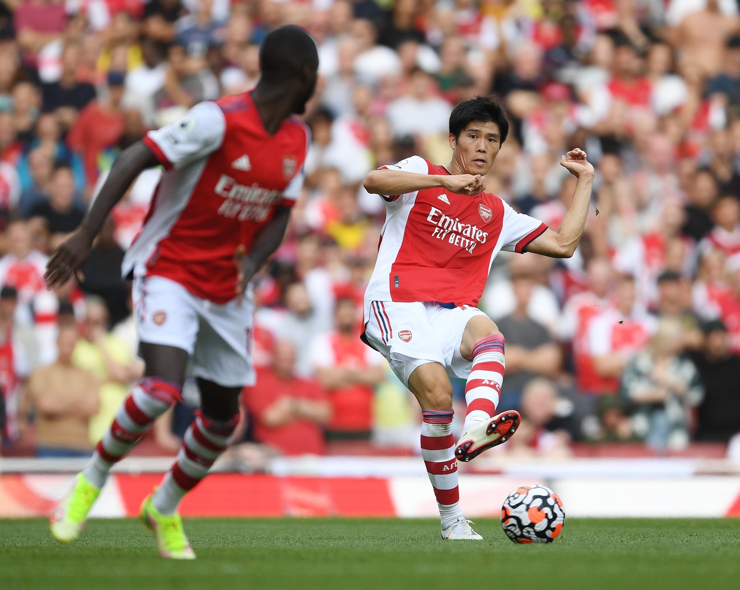 パス出しなどのセンスの高さも冨安の武器だ　©Getty Images