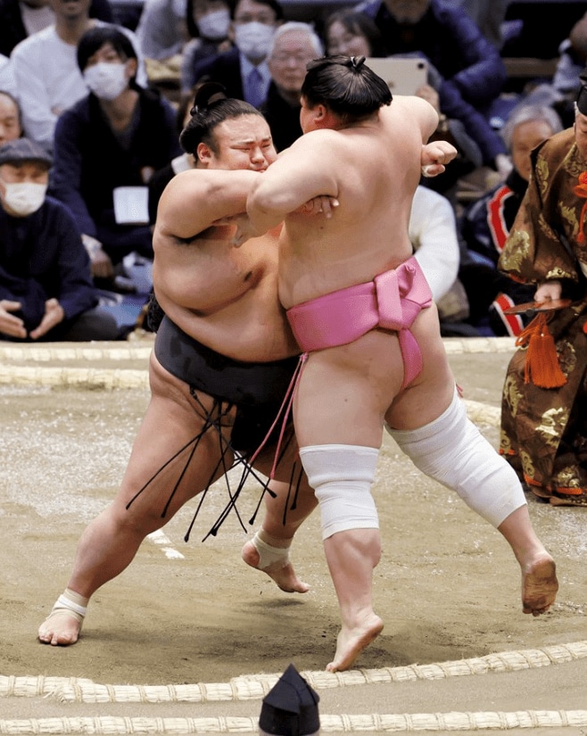 体格で劣る場合でも相手に勝つために武器の突き押しを磨き続け、土俵の上では人一倍強い負けん気を見せた　©︎KYODO
