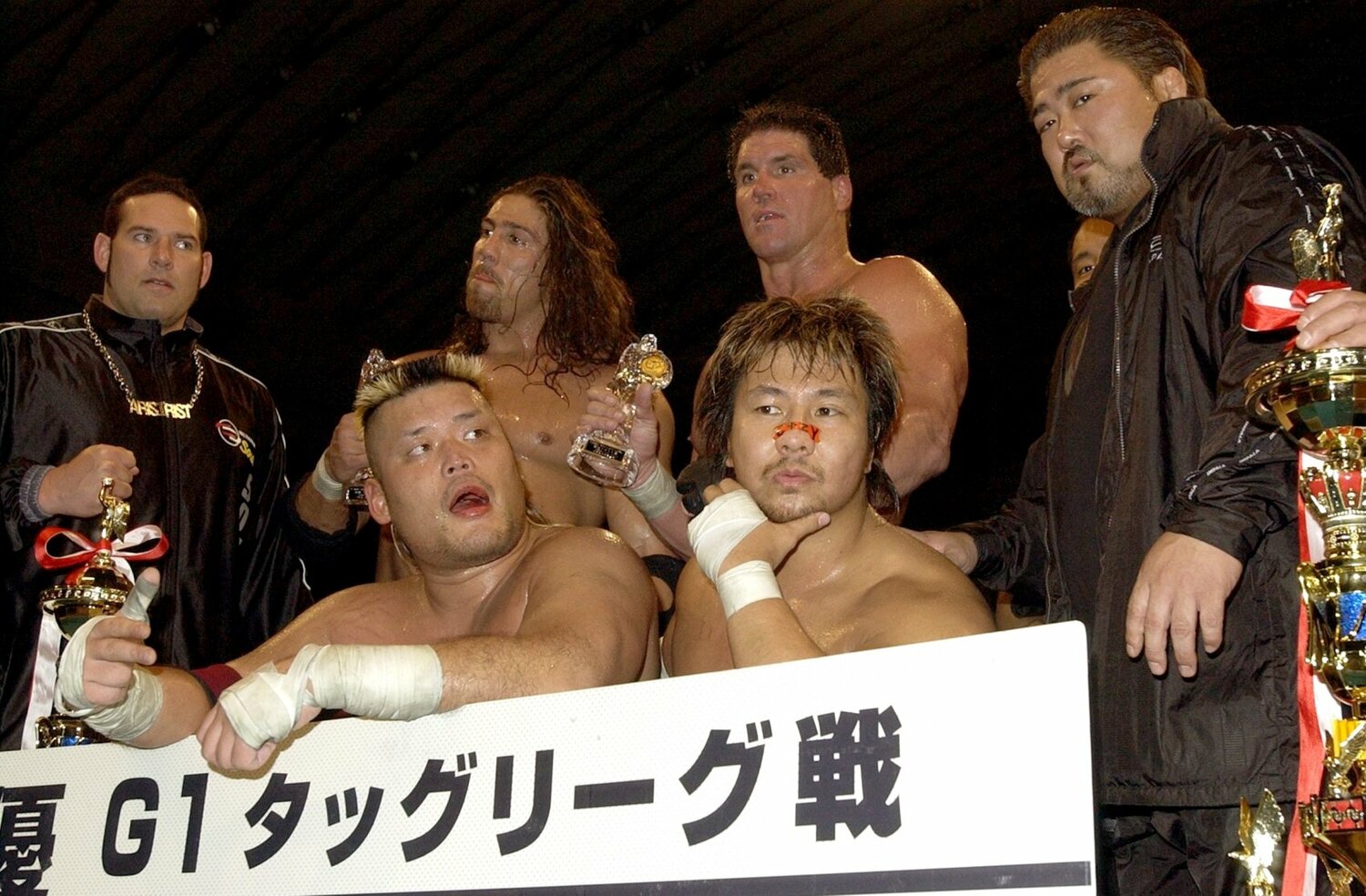 2001年G1タッグリーグ戦で優勝した天山（前列左）と小島（前列右） ©︎Sankei Shimbun