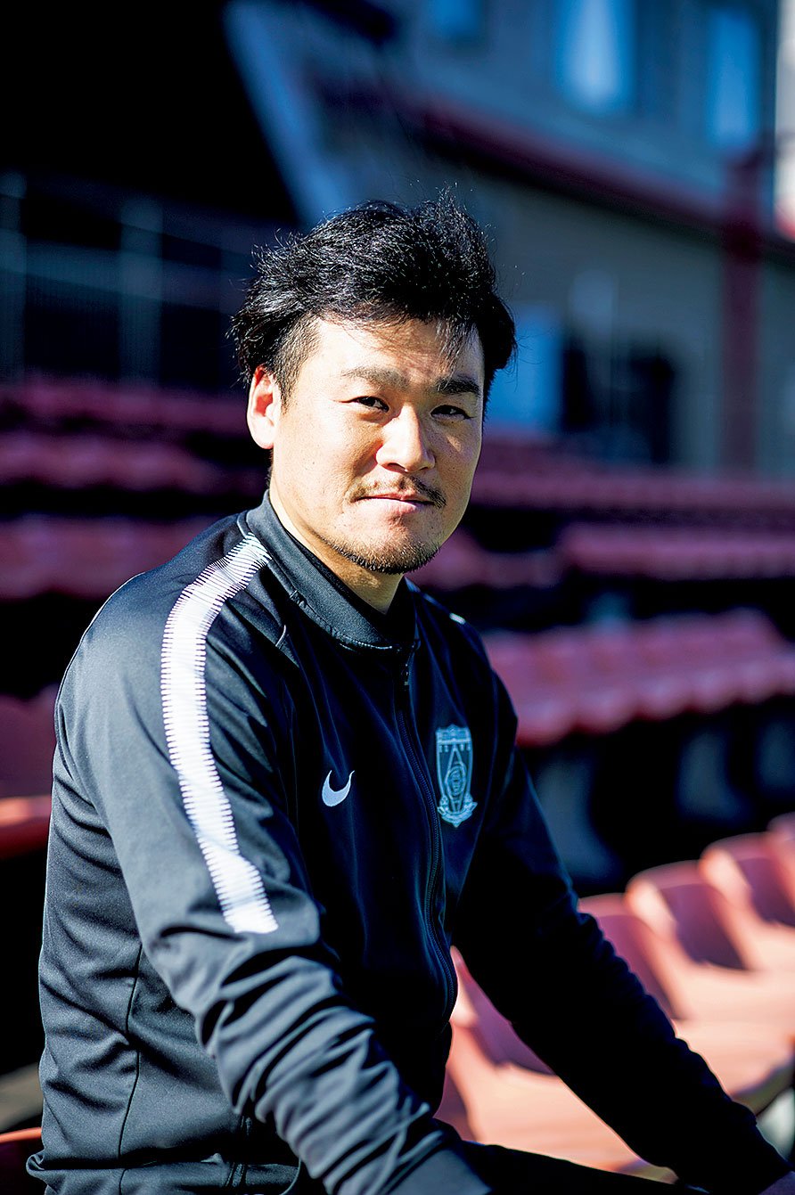 酒井友之　Tomoyuki Sakai　1979年6月29日、埼玉県生まれ。市原ユース所属の'97年からトップチームの中盤を支え、名古屋、浦和、神戸でもプレー。外国人対象のトライアウトに受かりインドネシアへ。'13年に現役を退き、浦和ハートフルクラブコーチなどを経て、今季から浦和U−15コーチ　©Yuki Suenaga