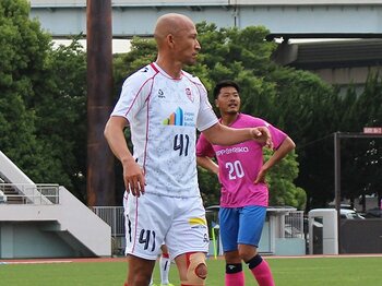 土屋征夫43歳、今も“J5”で現役。「親子対決、真剣勝負で行くよ」＜Number Web＞ photograph by Isao Watanabe