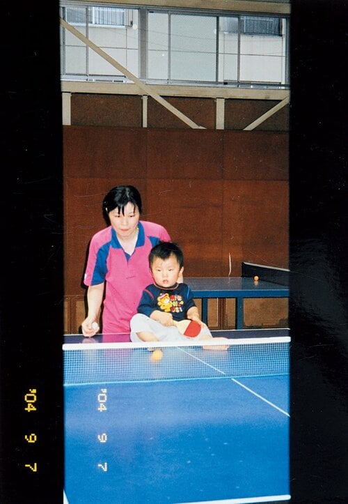 幼少期、すでに卓球台に親しんでいた※複写　©Asami Enomoto