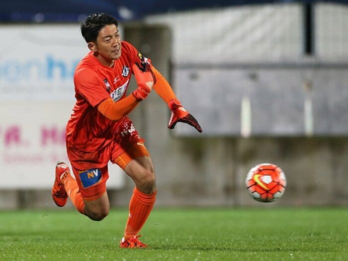 権田修一がホルンで出会った“師”。GKはセーブじゃなくてアタック!?＜Number Web＞ photograph by AFLO