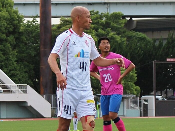 土屋征夫43歳、今も“J5”で現役。「親子対決、真剣勝負で行くよ」<Number Web> photograph by Isao Watanabe
