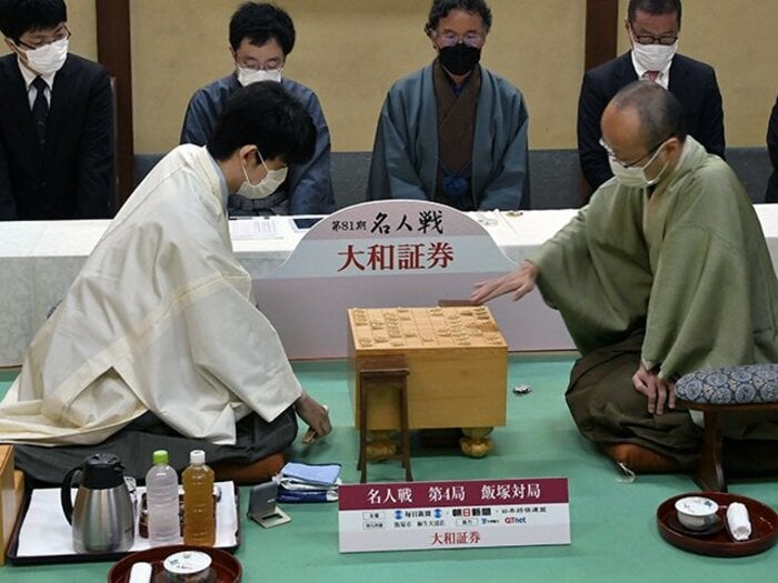 藤井聡太竜王20歳「最年少名人・七冠」へあと1勝…渡辺明名人「名刀の切れ味」「不退転の決意」が分けた明暗〈田丸昇九段が解説〉<Number Web> photograph by 日本将棋連盟
