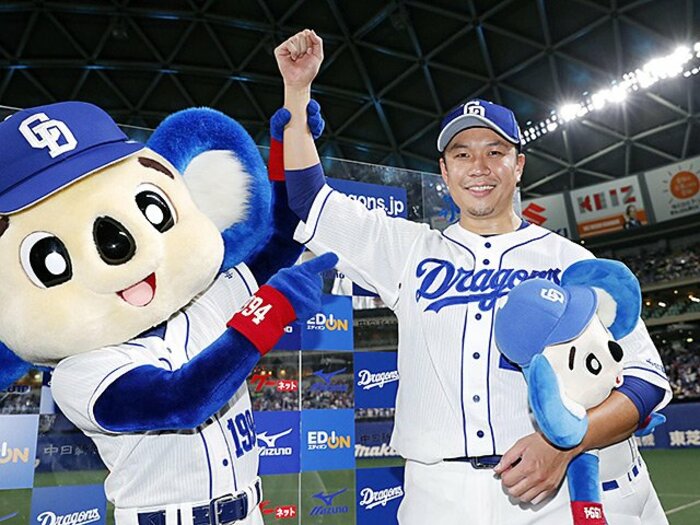 大野雄大と与田剛監督の絆。ノーヒットノーラン達成の裏側。<Number Web> photograph by Kyodo News