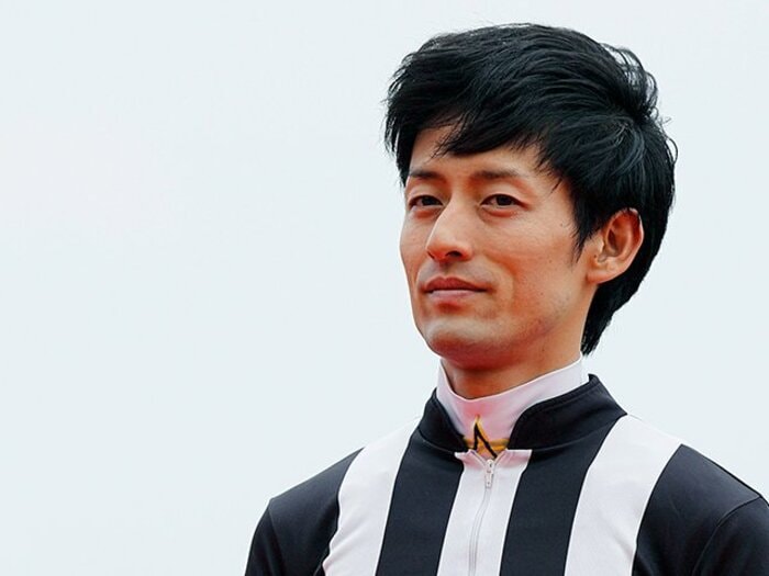 騎手22年目・秋山真一郎の忠実さ。武豊の美しいフォームのように。＜Number Web＞ photograph by Photostud