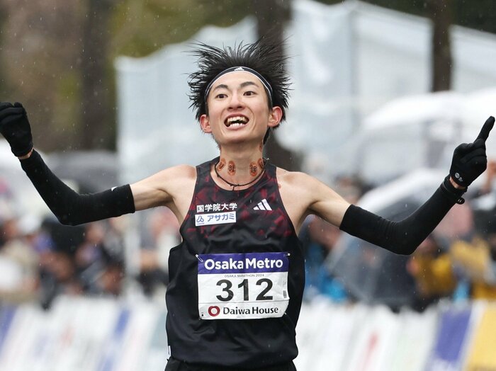 國學院大・平林清澄はなぜ初マラソン日本新を出せた？…記録続出“超厚底シューズ”を選ばなかったワケは168cm、44kgの「超軽量ボディ」にあり＜Number Web＞ photograph by JIJI PRESS