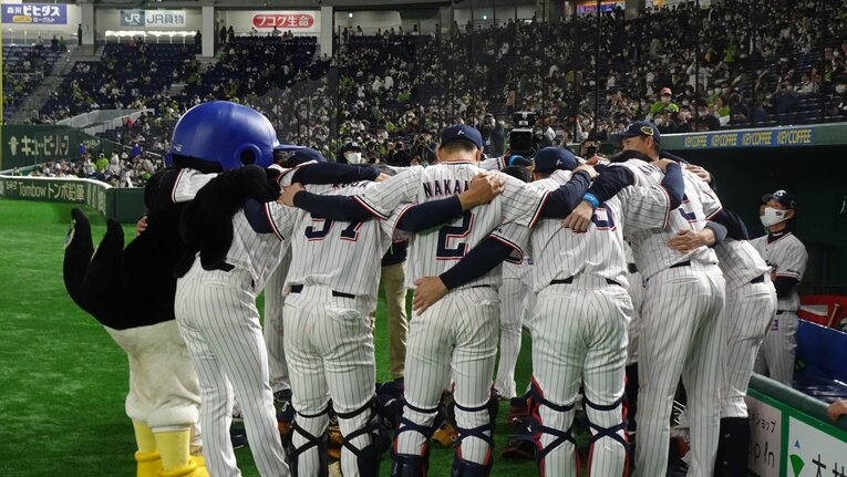 つば九郎も円陣に参加！　©つば九郎