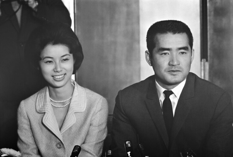 1964年11月26日、婚約発表会見をする巨人・長嶋茂雄と西村亜希子さん【1枚目／全3枚】。東京・千代田区のホテルニューオータニで　©JIJI PRESS