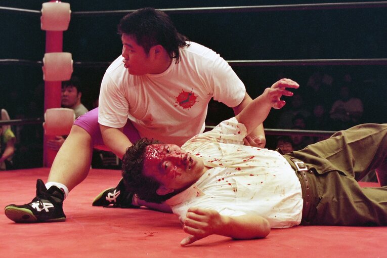 1995年11月3日、大日本プロレスのリングでターザン後藤に血だるまにされた小鹿