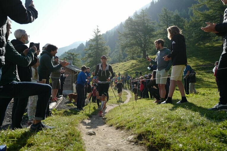 山のエリアでも観客が声援を送っていた　