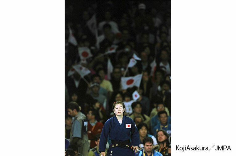 田村は1992年バルセロナ、1996年アトランタと大本命視されながら2大会連続銀メダルに終わっていた。シドニーでは「最高でも金、最低でも金」との覚悟で臨み、48kg級決勝を制して悲願の金獲得を果たした。 ／ photograph by Koji Asakura／JMPA