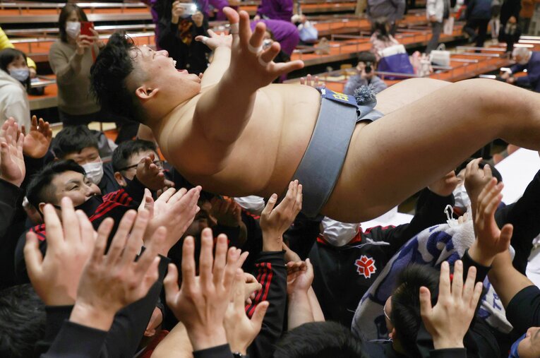 2021年の相撲全日本選手権、初優勝して胴上げされる日体大の中村泰輝（大の里） ©JIJI PRESS