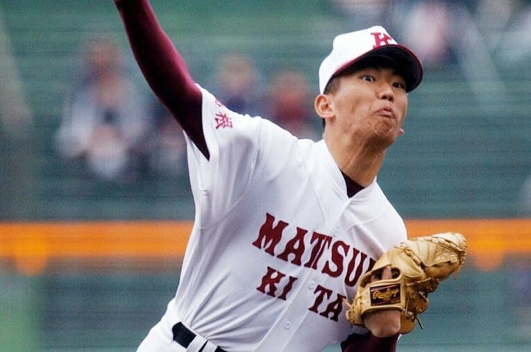 2002年のセンバツ甲子園で登板する松江北高の楠井一騰。こののち東大合格を果たすが、どんな勉強法だったのだろうか？ ／ photograph by JIJI PRESS
