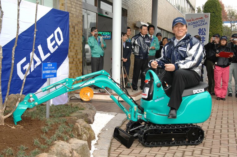 ショベルカーに乗る松井　(C)Takashi Shimizu