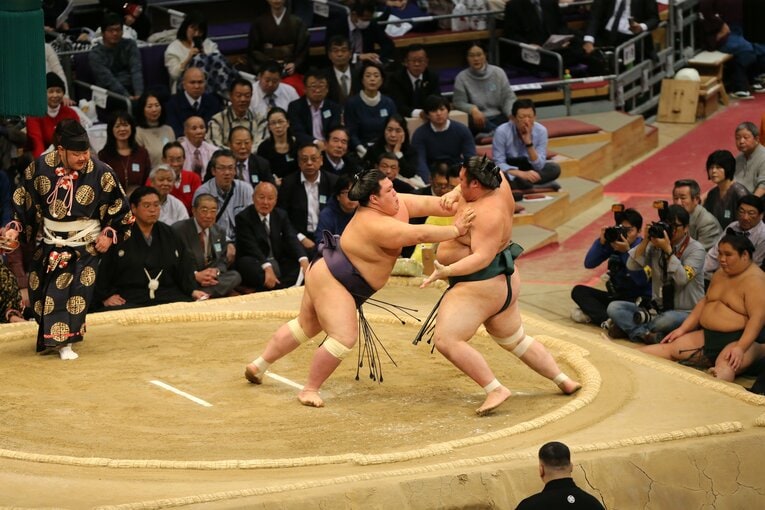 2018年九州場所、阿武咲の鋭い立ち合い　©︎JMPA