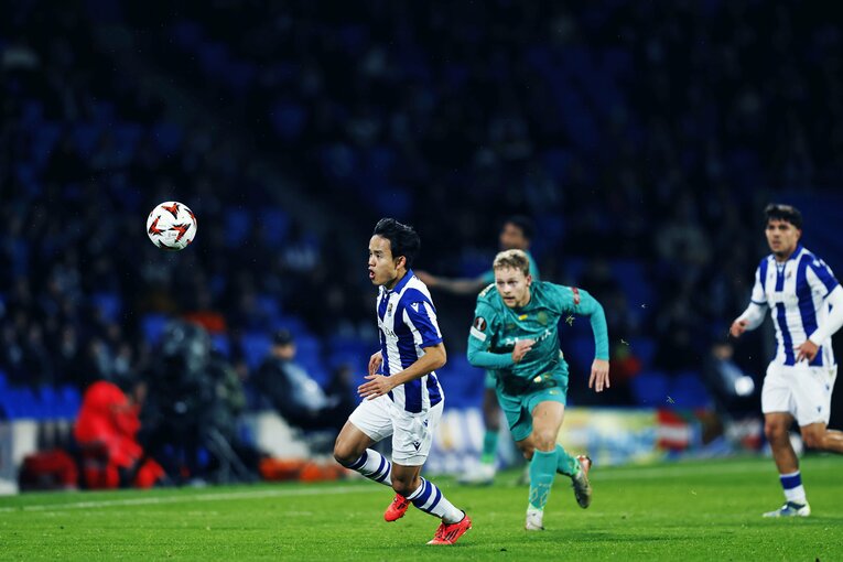 右サイドで優位性を保つ久保のプレーの数々　©Daisuke Nakashima