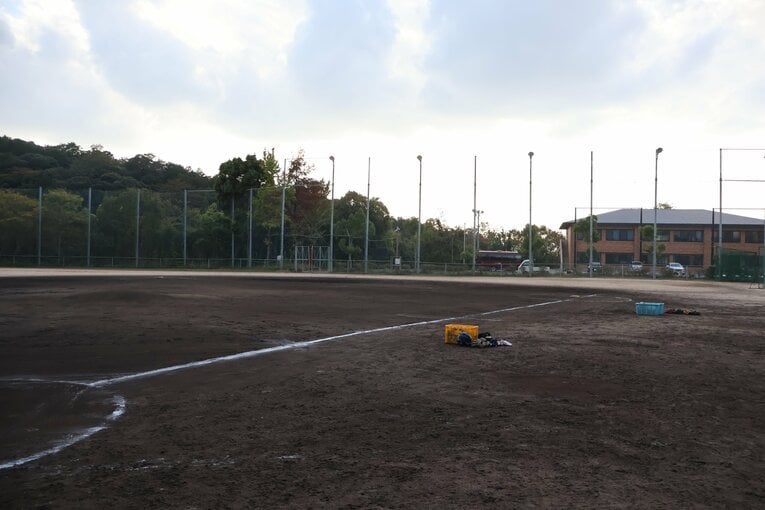 京都国際校内のグラウンドは右翼が約60m、左翼は約70mと激セマ！ しかも球場特有の扇状ではなく台形に近いいびつな形をしている　©︎Fumi Sawai