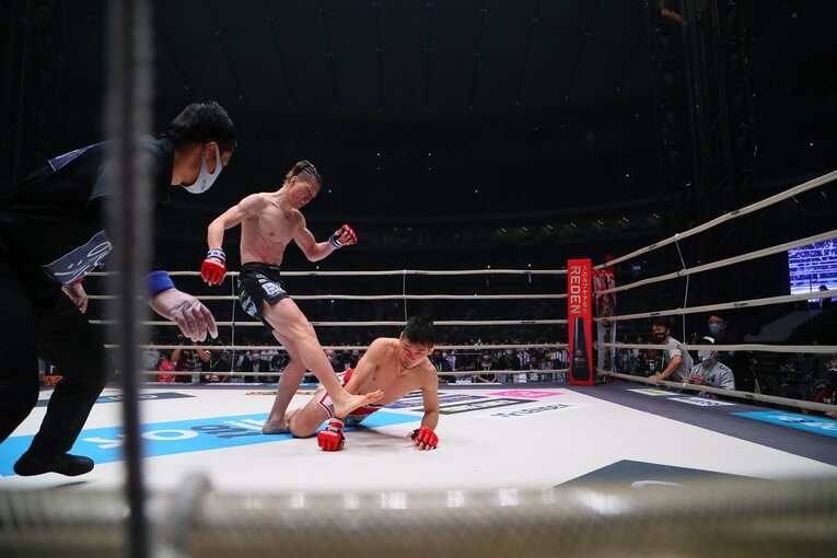 サッカーボールキックでTKO負けを喫した石渡。これがRIZINでの最後の試合となった　©RIZIN FF