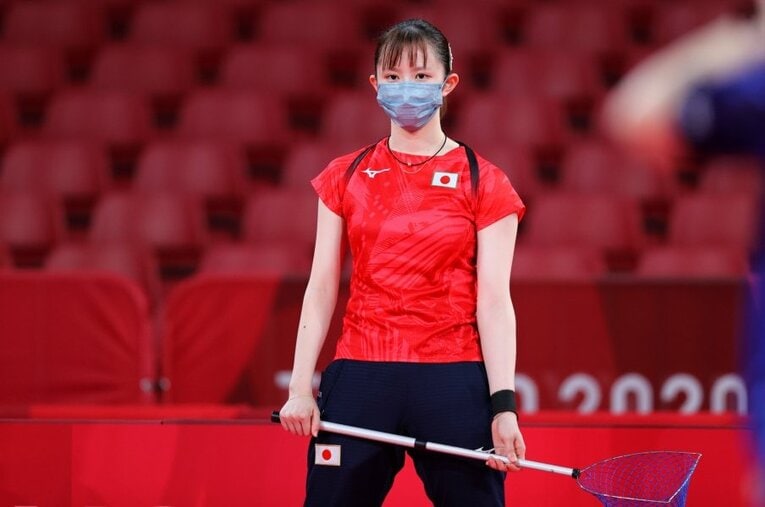 東京五輪ではリザーブとしてサポートに徹した早田ひな。懸命な声かけや球拾いする姿は伊藤美誠ら選手たちの力につながった ／ photograph by Naoki Nishimura/AFLO SPORT