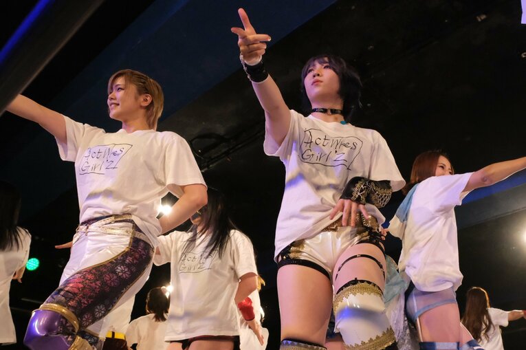 アクトレスガールズではオープニングダンスも恒例。左はこの日タッグを組んだ皇希