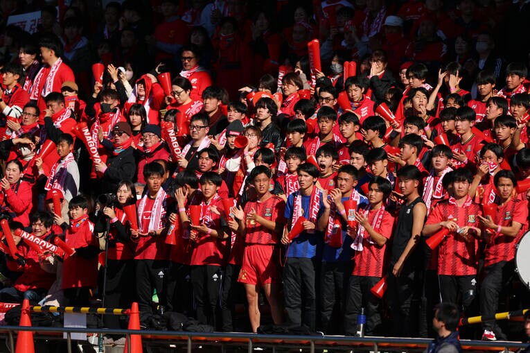 名古屋高校の応援席。ハーフタイム中に受験勉強する姿が話題になった　©︎Naoki Morita/AFLO SPORT