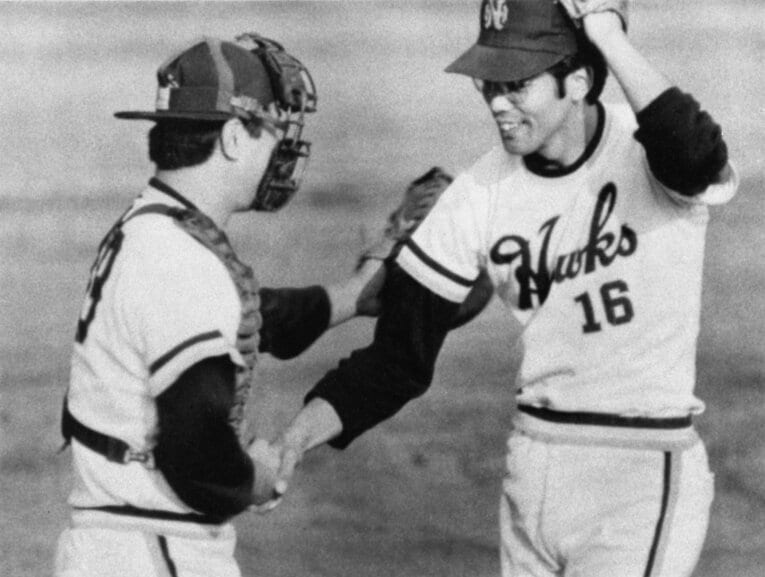 1973（昭和48）年10月19日、大阪球場にて阪急を下し握手する野村氏（左）と江本氏　(C)Kyodo News