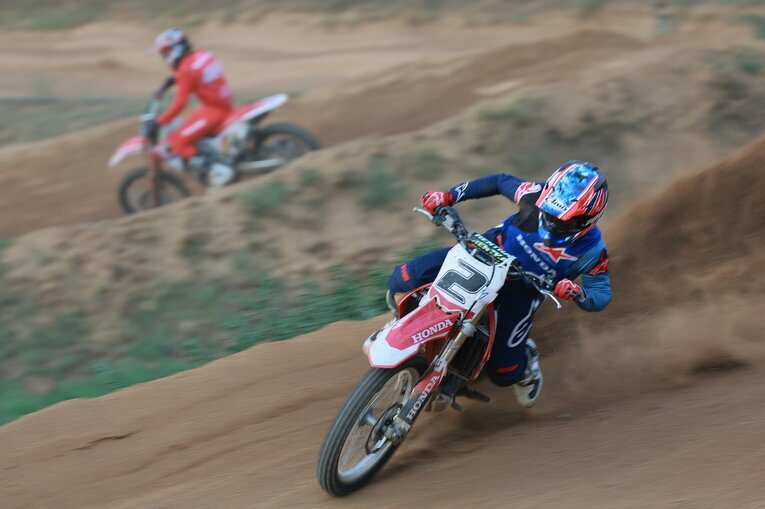 モトクロスでトレーニングをする小椋藍　photograph by Satoshi Endo